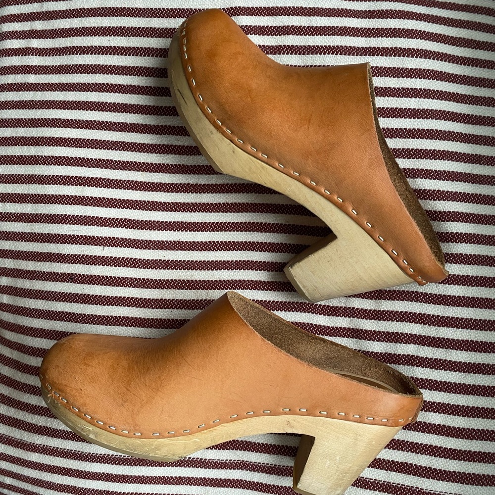 Bryr Chloe style clogs in Natural